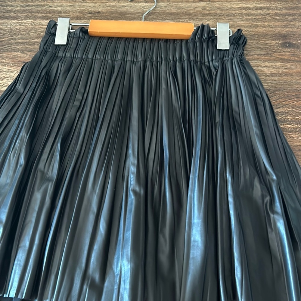 ZARA black pleated pull on skirt medium shorts underneath - Picture 3 of 9